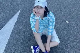 老爹衬衫递来一个眼神，小周和cc就懂了图片