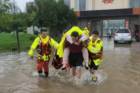 河南安阳一产妇和婴儿被困 驰援河南的衡水消防救援支队紧急救援图片