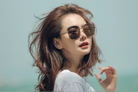 戚薇终于踩了一次雷，一片式开叉牛仔裙虽然很性感，但太显胯宽了图片