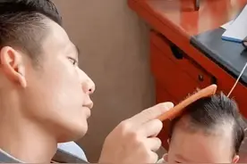 “大背头父子”走红，网友笑喷：不愧是亲儿子，想咋玩就咋玩图片