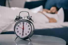 男性睡得多，肾病风险高图片