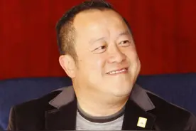 本以为曾志伟四个儿女很丑，谁知一个比一个好看，网友：基因强大图片