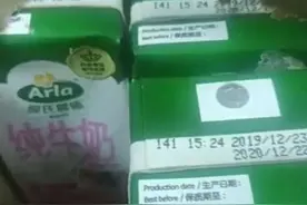网购两箱牛奶，开箱一看傻眼了！海口一消费者：外包装盒上有大量蛆虫在蠕动图片