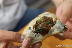 湖北大叔卖1元包子，1个3两重坚持不涨价，客人买不到直接动手抢图片