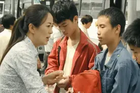 1993年，女会计给3名小乞丐30元车费，20年后乞丐拿100万报恩图片