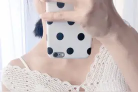 大狸猫的性感“蝴蝶背心”的钩法，两个圆拼在一起成就美衣图片