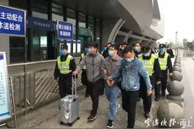 浙江一女子朋友圈申领免费榴莲，没想到牵出3800万元的大案！图片