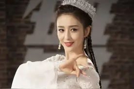 佟丽娅穿白裙跳舞，画面唯美似仙女下凡，气质特显高贵图片