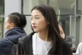 关晓彤在学校从不给化妆，路人抓拍到她的素照，这才是“校花级”图片