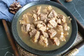 炖牛肉先放盐还是后放盐？不少人搞错了，难怪牛肉发柴塞牙不软烂图片