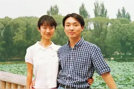央视一哥恋情曝光，无儿无女，一生丁克，独宠妻子23年…图片