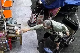 河南小伙帮老人修车并垫付5元修车费，婉拒十倍酬金，老人苦寻2天送来水果感谢图片