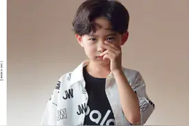 易烊千玺弟弟上两次热搜，哥哥已为他铺好路，还得李飞接手培养图片