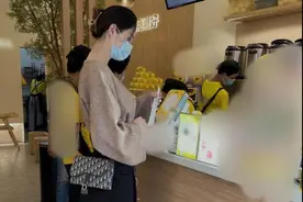 林峯老婆张馨月产后恢复好，穿短裙大秀火辣身材，却被吐槽太土？图片