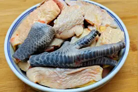 炖鸡肉时，最忌讳直接焯水，多加这2步，鸡肉不腥不柴鲜香又入味图片