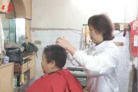 武汉这家老式理发店开了65年，修面刮胡子老手艺精湛视频封面