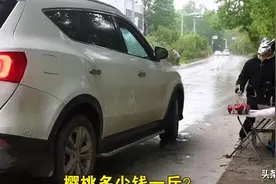 发光吧，少年！戴面具卖樱桃的烧伤男孩发声：遇事不能坐以待毙图片
