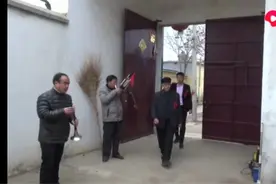 鲁西南农村结婚新媳妇兄弟挂门帘风俗！图片