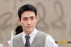 龙哥新造型：民国西装，少爷着装，冷酷的外表下演绎《叛逆者》图片