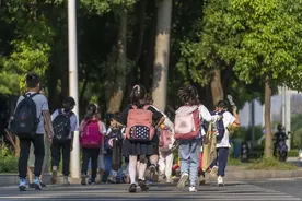 课后服务落地，苦“三点半”久矣的家长，第一个站出来背叛了自己图片