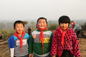 小学生作文《红领巾》点评：感情强烈的抒情散文！图片