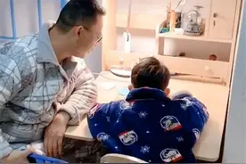 “老师，你睡了没？”半夜一位爸爸发的消息，家长群集体炸锅！图片