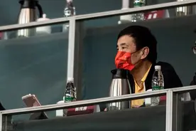虽然说起来有点可笑，但是当前的中国足球确实充满了强势的公益性图片