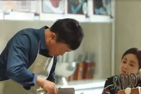 丈夫意外去世，葬礼上妻子抱着遗像不停笑，跟去她房间，泪目两行图片