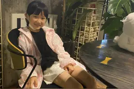 白冰前夫庆祝女儿幼儿园毕业 女儿甜美可爱像爸爸图片