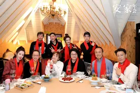 《安家》剧组齐聚开年会，孙俪穿卫衣坐C位，张萌红西服美出圈图片