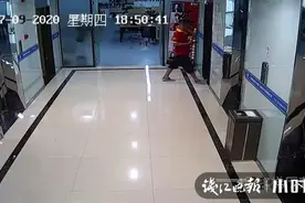 被抓后猛扇自己耳光！他看到这个写字楼有漂亮女主播，就钻进女厕所图片