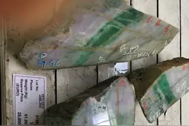 不要小看果绿色，这样的才配的上，看皮识肉，赌石是如何切涨的？图片