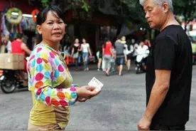 火车站拉客大妈：宾馆一晚只需要30元，过来人：都是套路图片