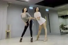 小S穿高跟鞋热舞，妖娆舞伴引争议，网友：舞姿很美太辣眼图片