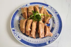 上海妈妈教你做一道皮白肉嫩的“盐水鸭腿”，肥而不腻，鲜香味美图片