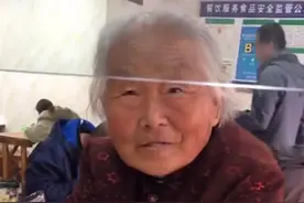 山东一老奶奶买食物，付款时老板霸气一挥手拒收钱，网友纷纷点赞图片