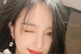 吴宣仪晒剪发新造型 对镜送wink比耶俏皮可爱图片