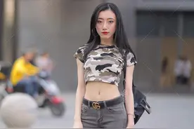 摄影：短款迷彩上衣搭配烟色喇叭长裤，时髦洋气，又美又飒图片