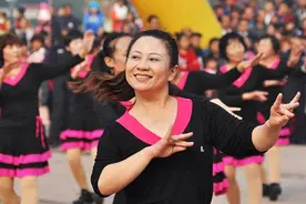70岁硬核大妈不惧流言，主动追求姐弟恋：我不想照着“规矩”活图片