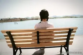 我借钱给父亲一万块，老公埋怨了我一整天，我眼泪都快哭干了图片
