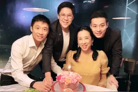 霍启刚为朱玲玲庆63岁生日，俩弟弟罕见露脸，母子四人合照很温馨图片