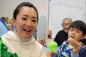 央视主持人和爸爸儿子罕同框，三代人长太像，仍不见其富豪老公图片