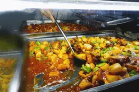 食堂阿姨为啥宁可把饭菜倒掉，也不愿给学生多打点？阿姨也有难处图片