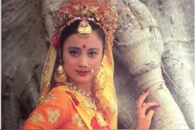 甜歌皇后李玲玉晒近照，57岁超短发不减魅力，混血儿子颜值高图片