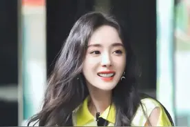 杨幂又带火新穿法，叫“流云袖”衬衫，垂到膝盖，配短裙超显腿长图片