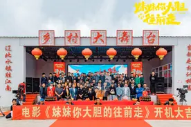 谢广坤戴假发年轻20岁，与王小蒙同框像两口，自称都认不出了图片