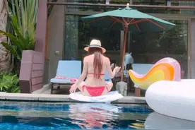 54岁温碧霞近照曝光，海边秀身材却显腰粗，造型被网友吐槽俗气图片