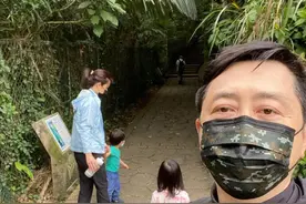 60岁庾澄庆罕晒一家四口合照后公开道歉，不应该，是我的失误图片