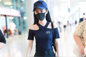 鞠婧祎甜酷现身机场，穿露肩上衣炫直角肩绝美图片