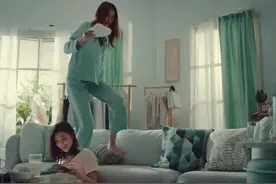 关晓彤顶替林志玲代言内衣，从女人到女孩画风大变，引网友讨论图片